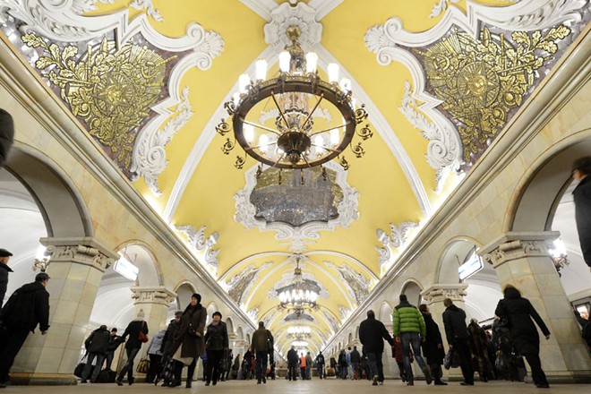 Ga tàu điện ngầm Komsomolskaya, Moscow, Nga: Ga được xây dựng vào năm 1935 với lối kiến trúc độc đáo và ấn tượng. Bạn sẽ có cảm giác như lạc vào một cung điện ở châu Âu những thế kỷ trước.
